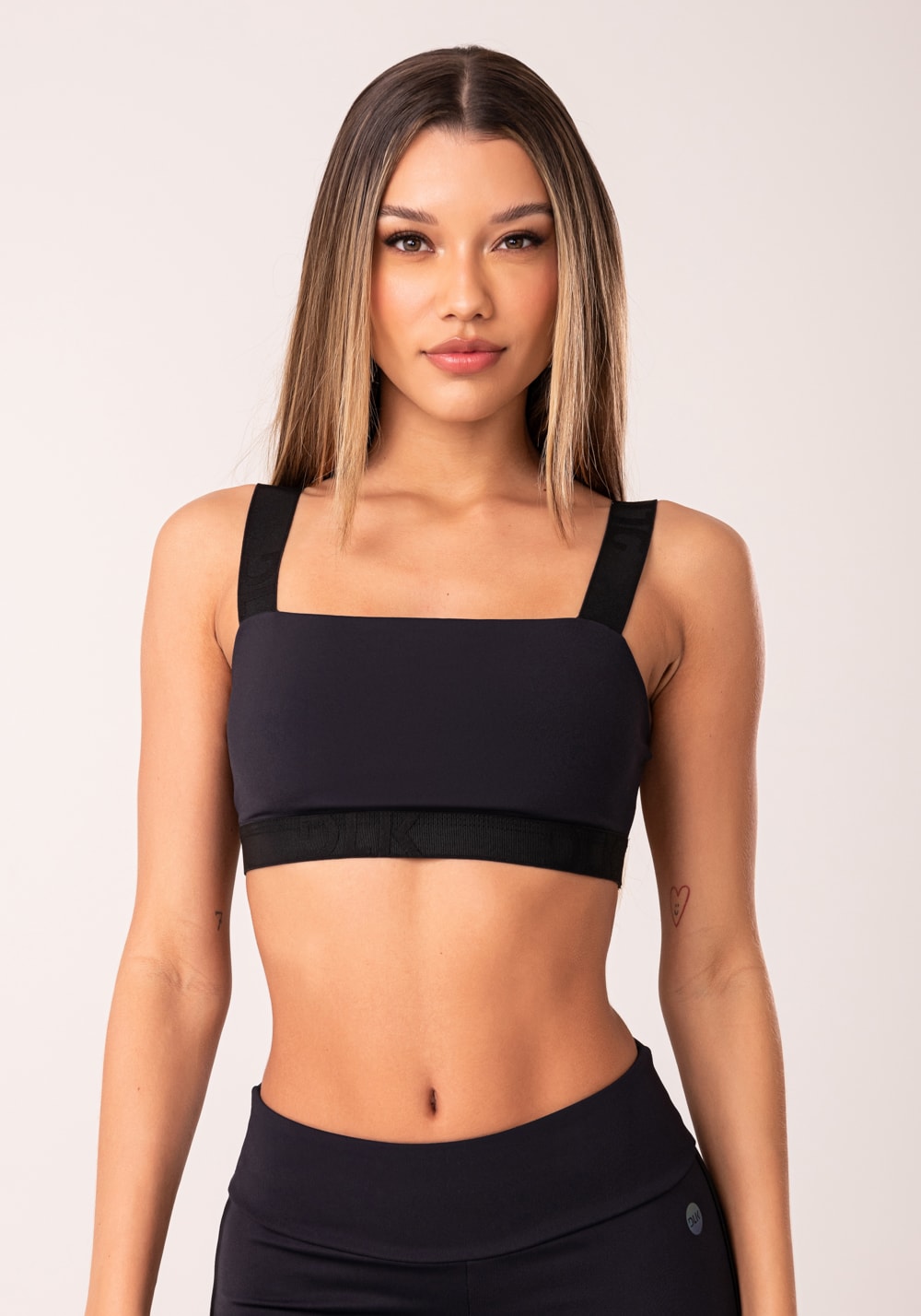 Top fitness feminino preto com decote reto e elástico oasis
