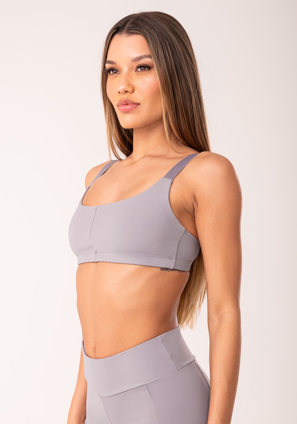 Top fitness feminino cinza com alças de elástico oasis
