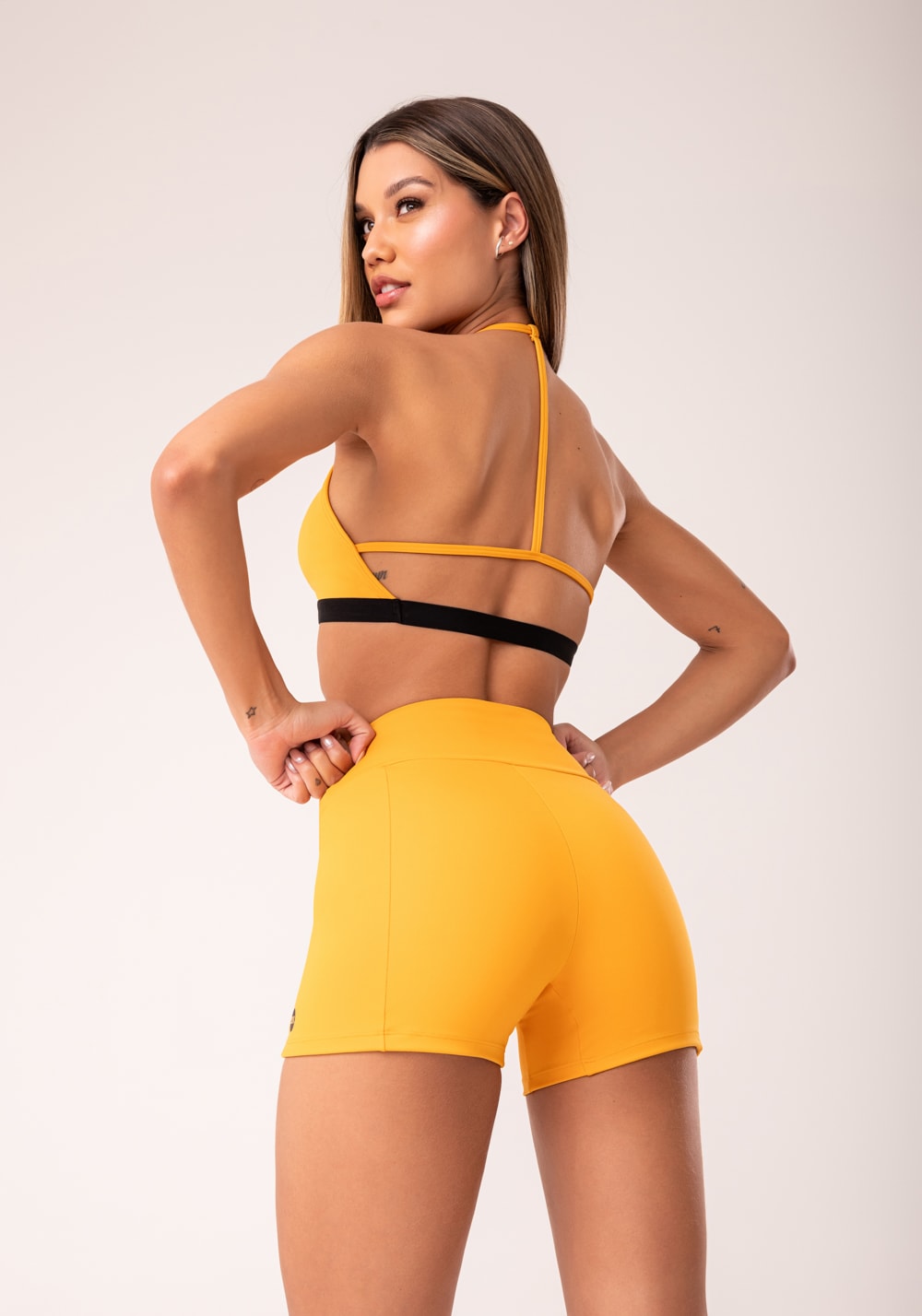 Top fitness feminino amarelo com bojo e alças finas oasis