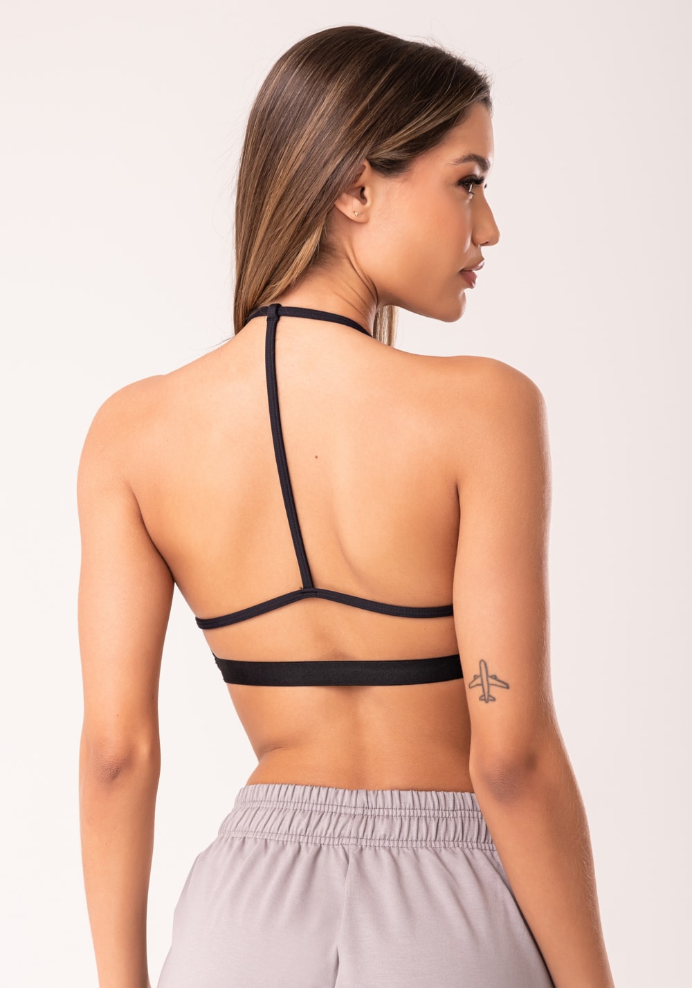 Top fitness feminino preto com bojo e alças finas oasis