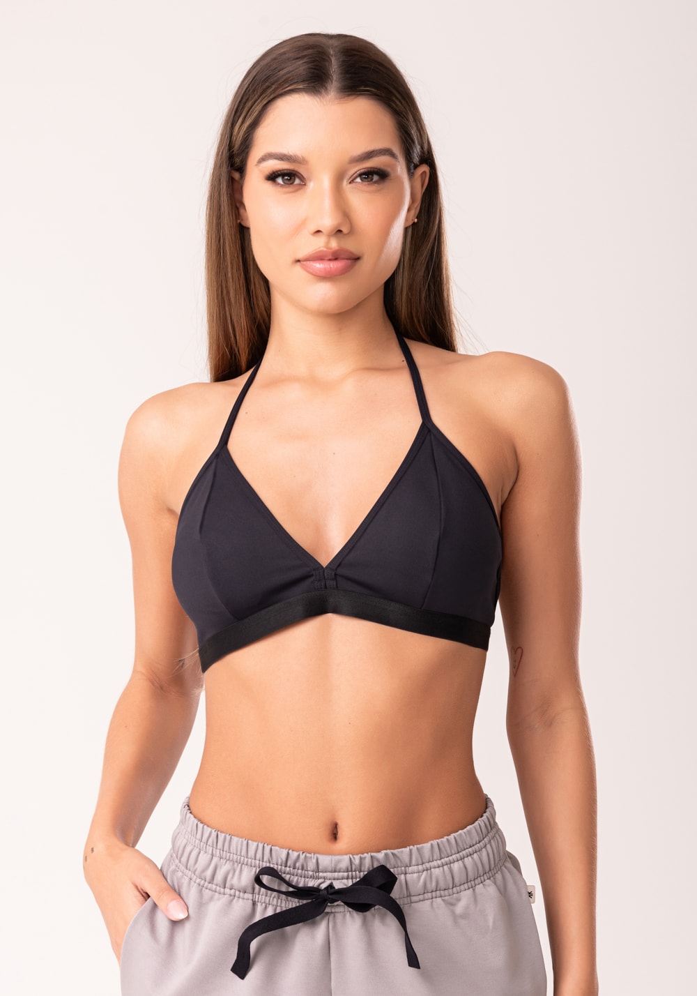 Top fitness feminino preto com bojo e alças finas oasis
