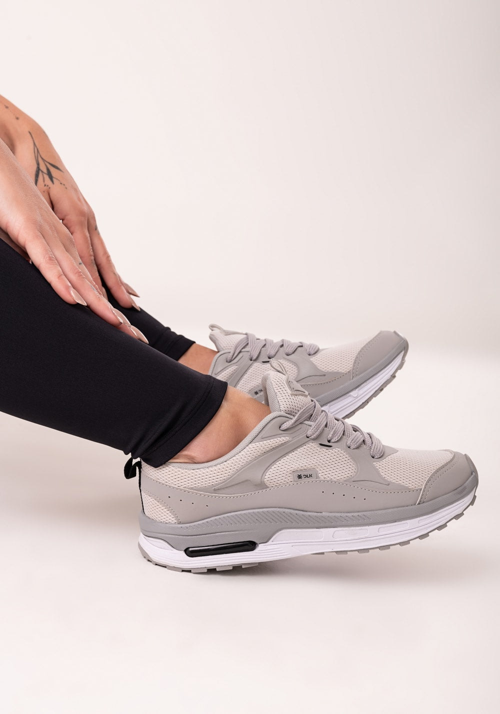 Tênis esportivo feminino cinza e branco