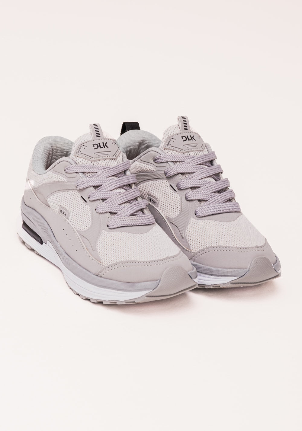 Tênis esportivo feminino cinza e branco