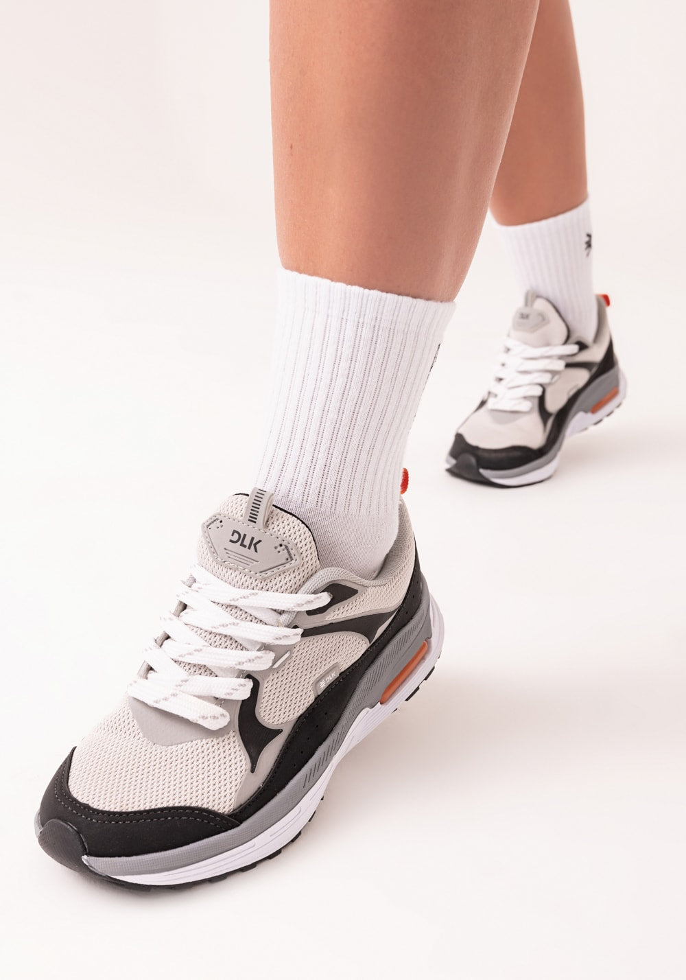 Tênis esportivo feminino cinza preto e laranja