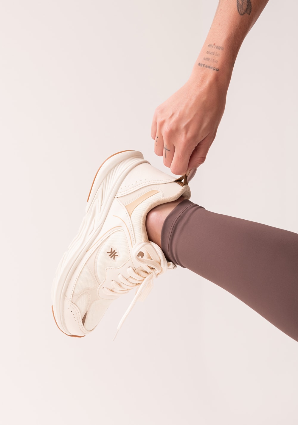 Tênis esportivo chunky feminino off white e caramelo
