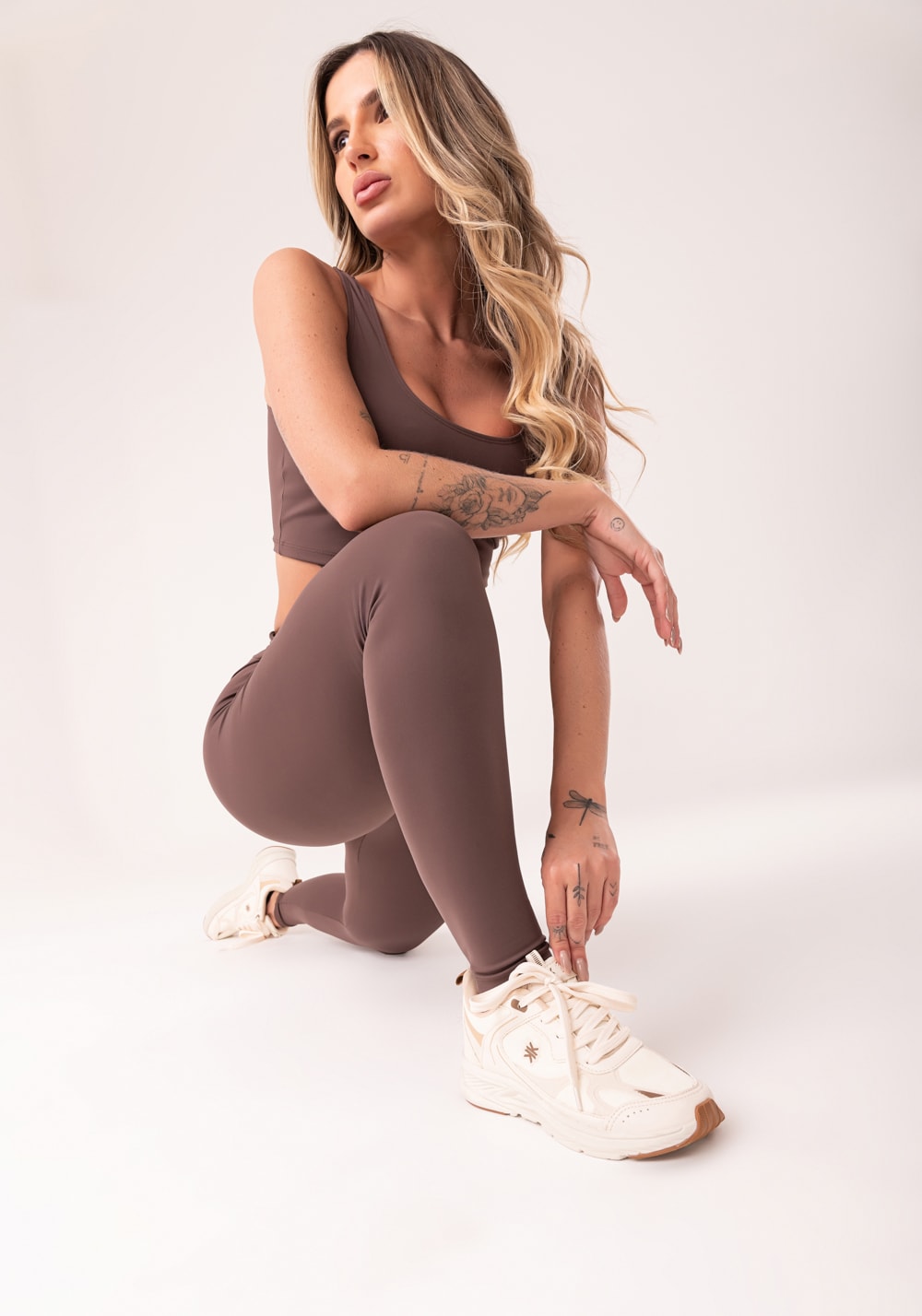 Tênis esportivo chunky feminino off white e caramelo