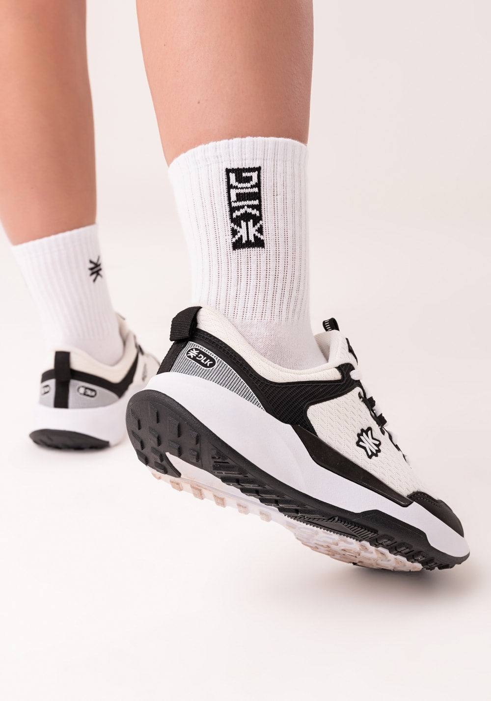 Tênis esportivo feminino sola alta branco e preto