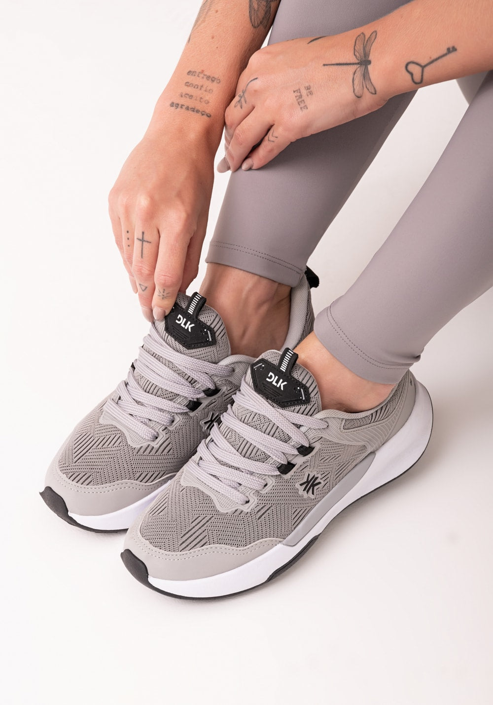 Tênis esportivo feminino sola alta cinza e preto