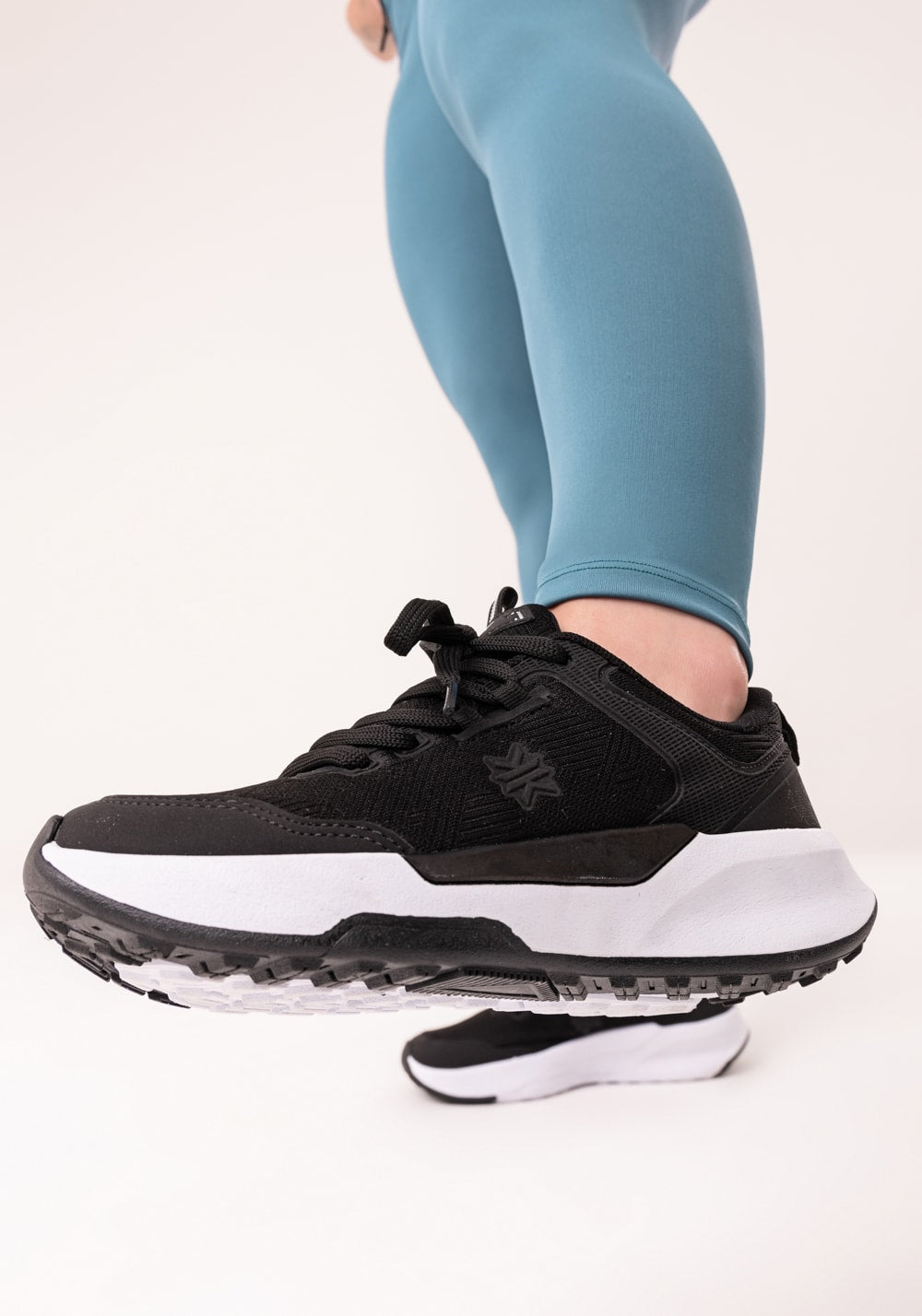 Tênis esportivo feminino sola alta preto