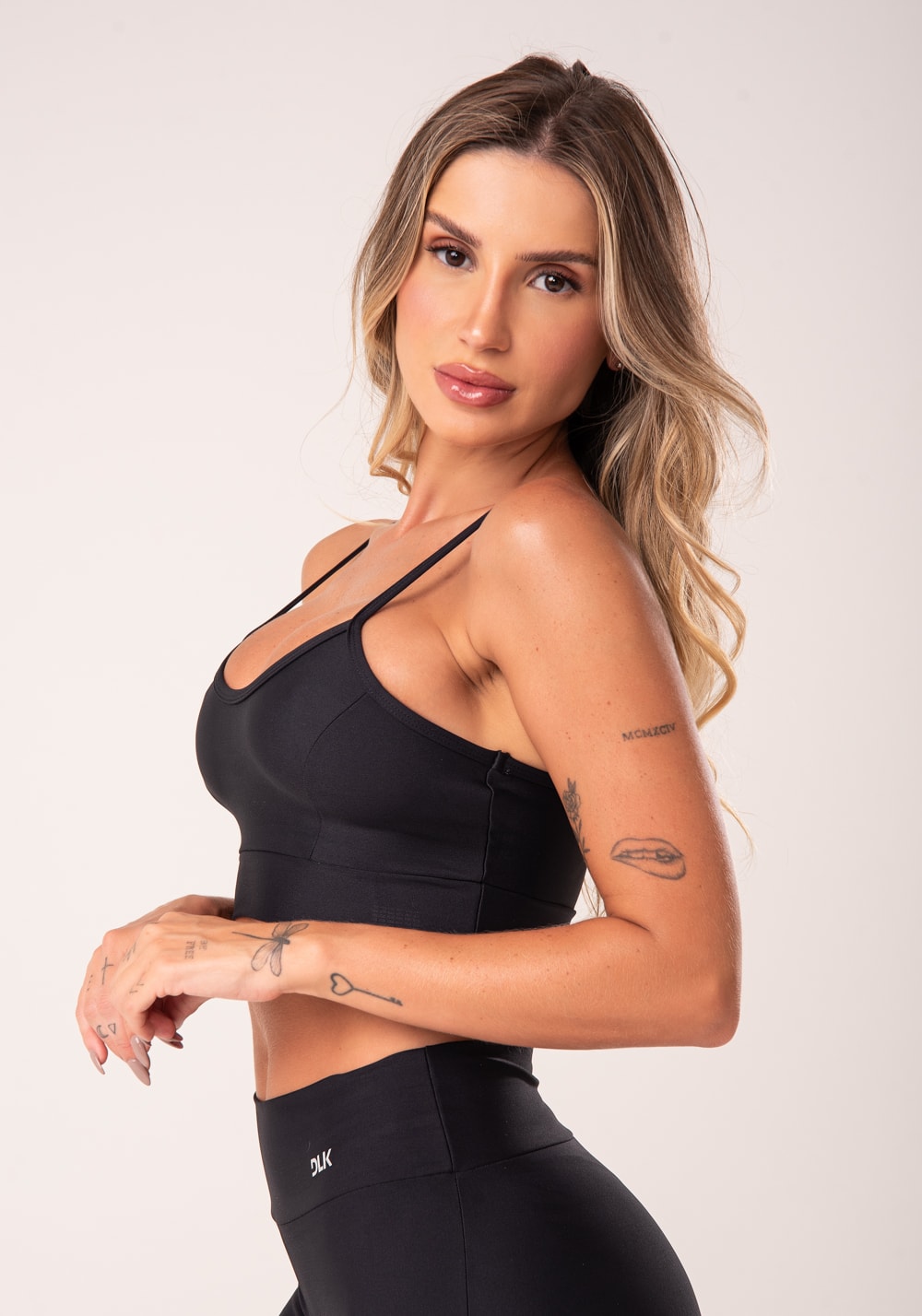 Top fitness preto com recortes básico