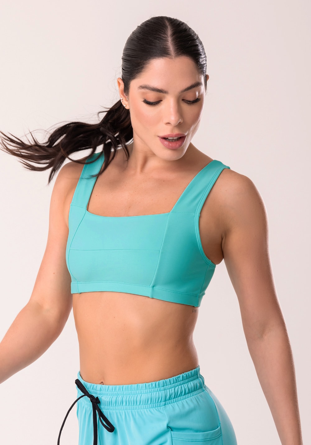 Top fitness feminino verde com decote reto e recortes