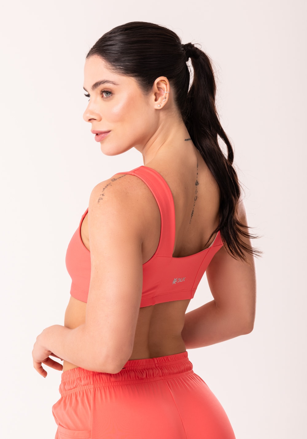 Top fitness feminino coral com decote reto e recortes