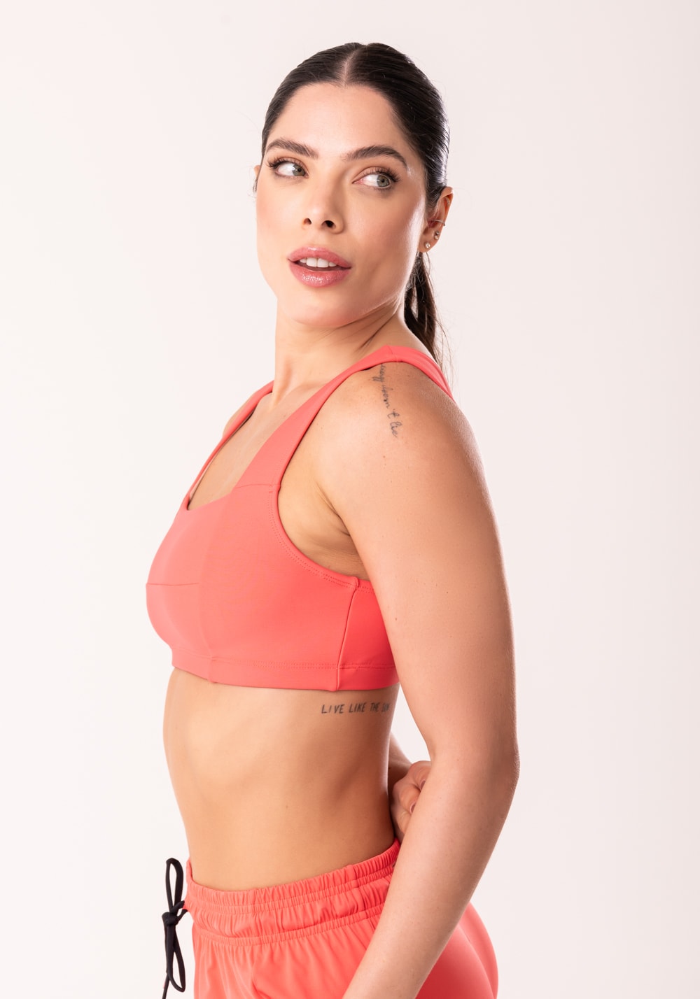 Top fitness feminino coral com decote reto e recortes