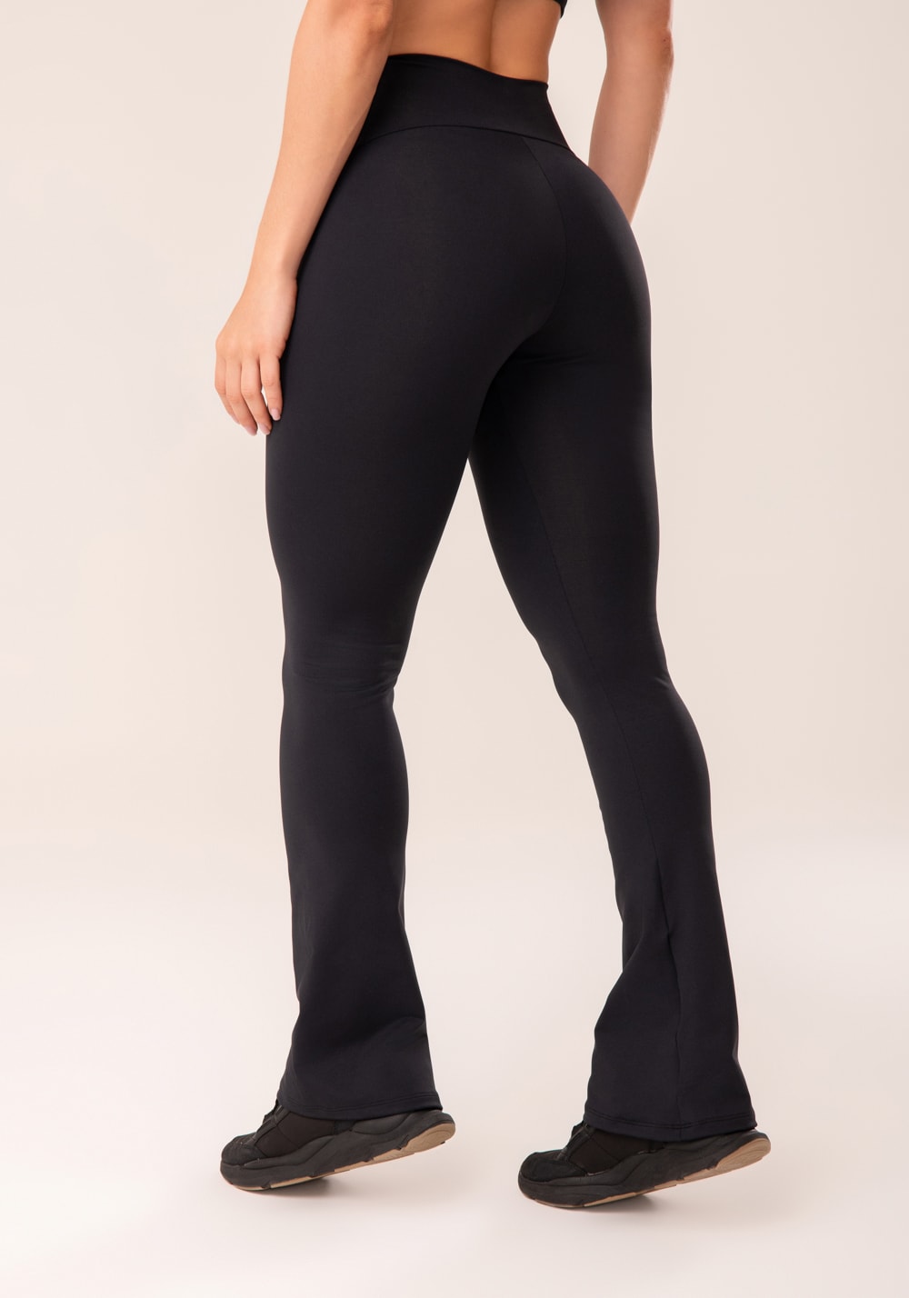 Calça flare preto cós transpassado harmony