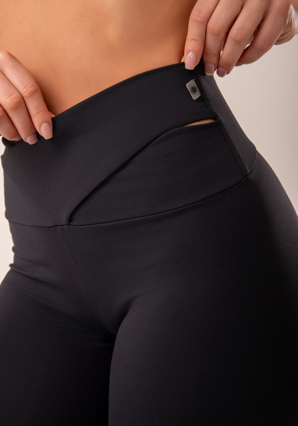 Calça flare preto cós transpassado harmony