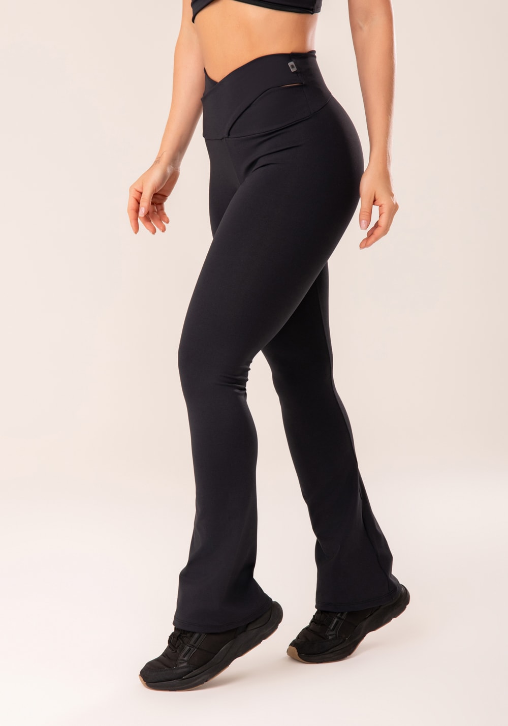 Calça flare preto cós transpassado harmony