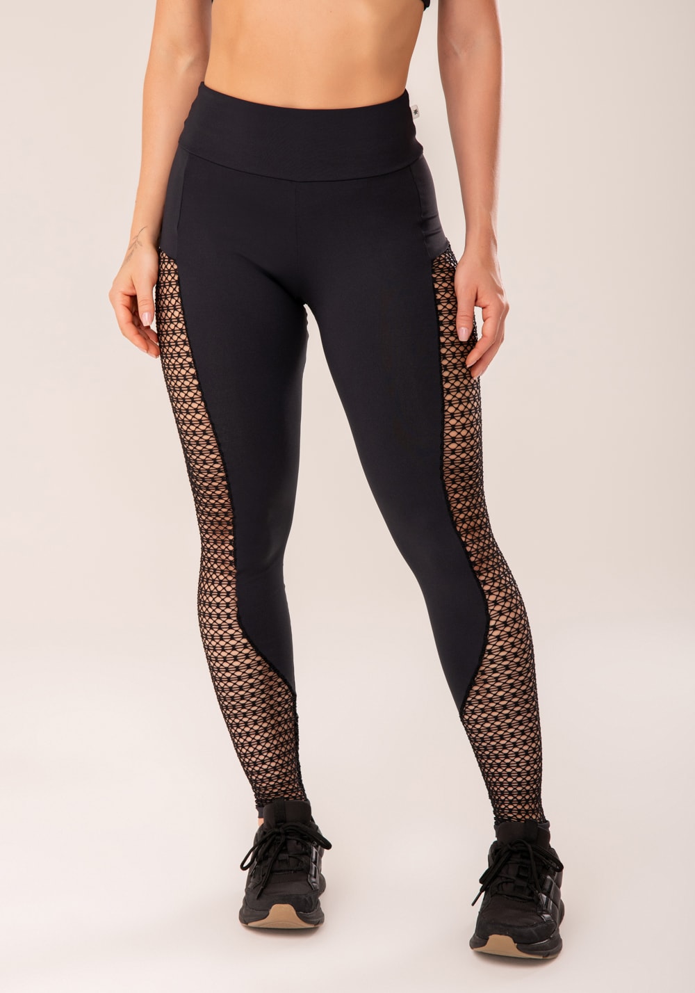 Legging fitness feminina preto com recortes em tela harmony