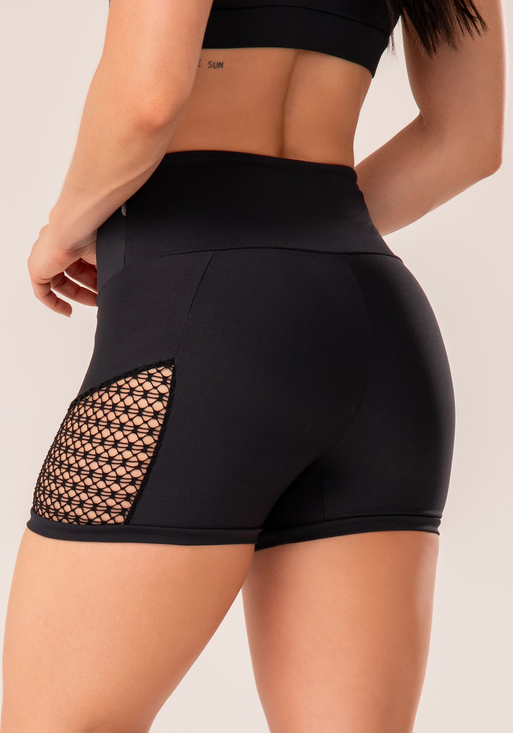 Short fitness feminino preto com recortes em tela harmony