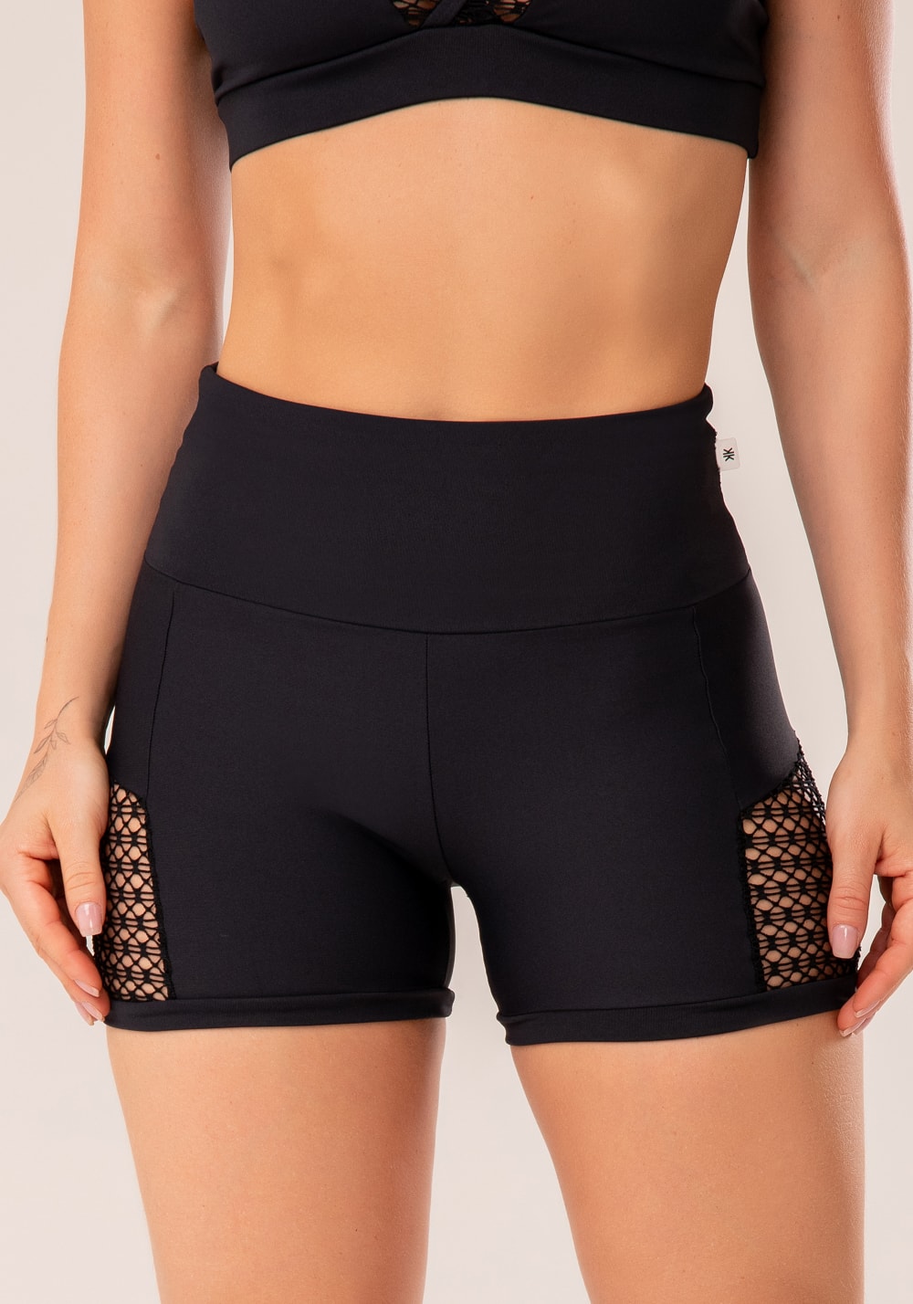 Short fitness feminino preto com recortes em tela harmony