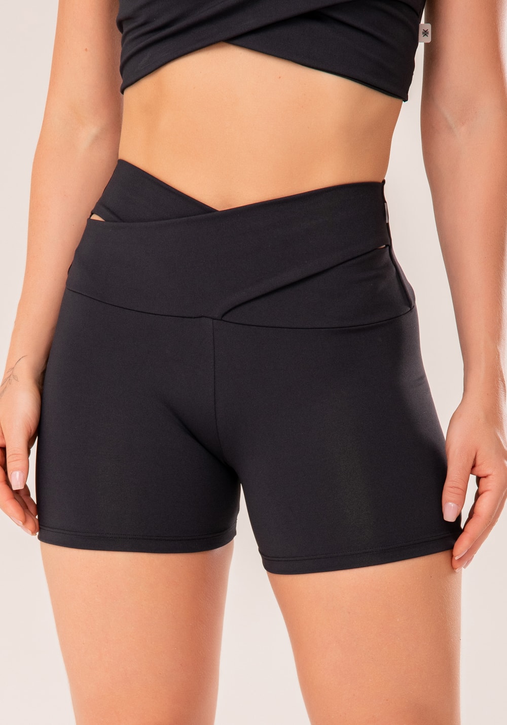 Short fitness feminino preto com cós transpassado harmony