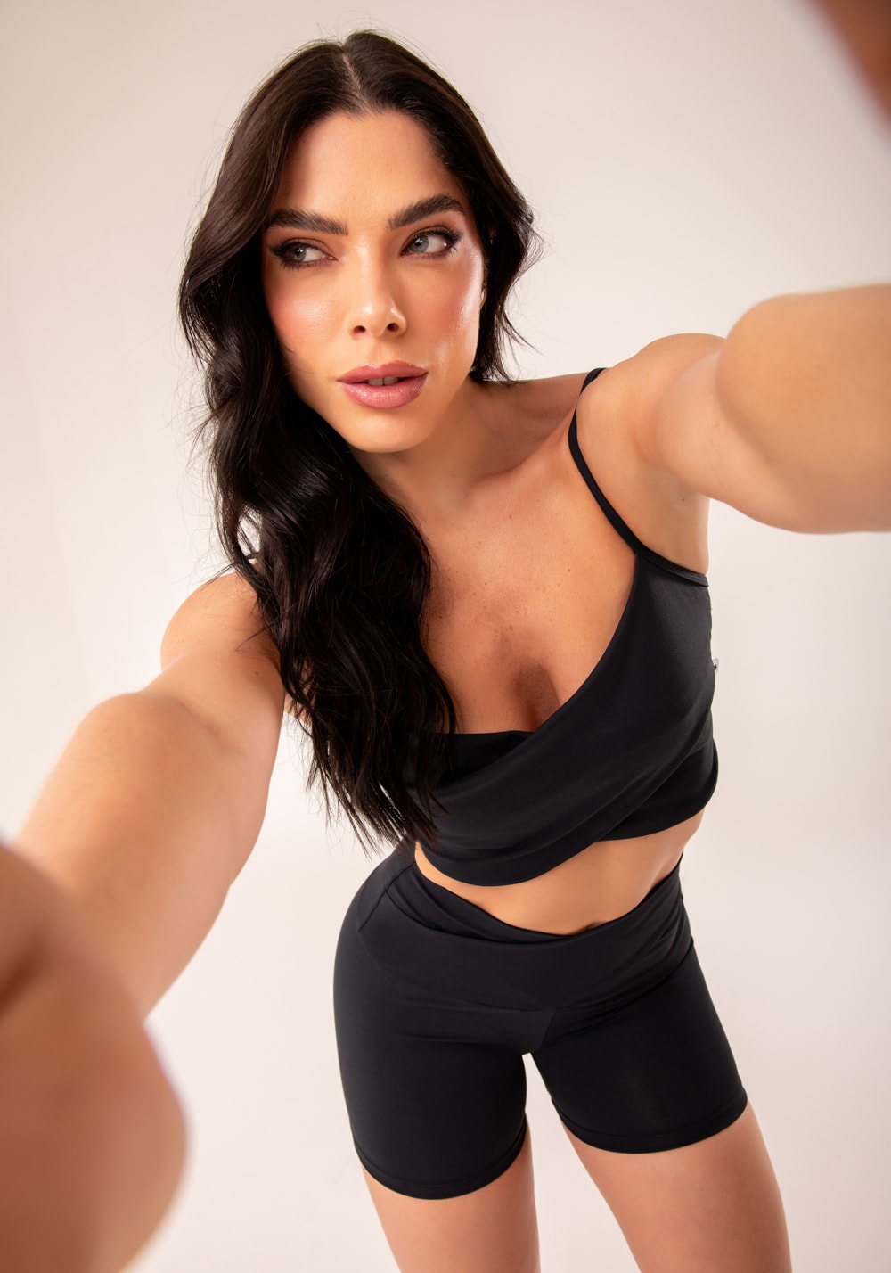 Top fitness feminino preto transpassado harmony