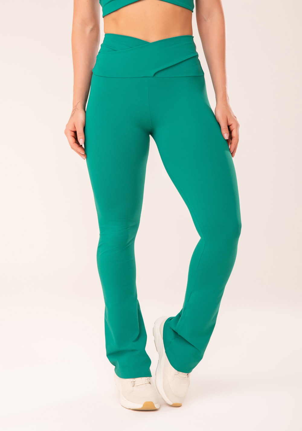 Calça flare verde cós transpassado harmony