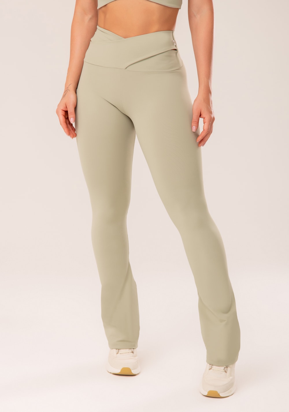 Calça flare oliva cós transpassado harmony