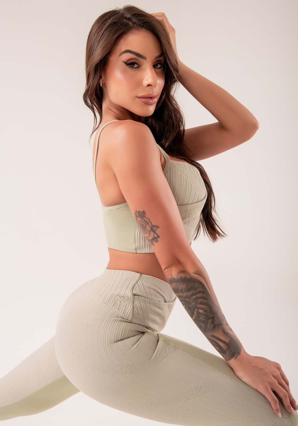 Top fitness feminino oliva texturizado transpassado harmony