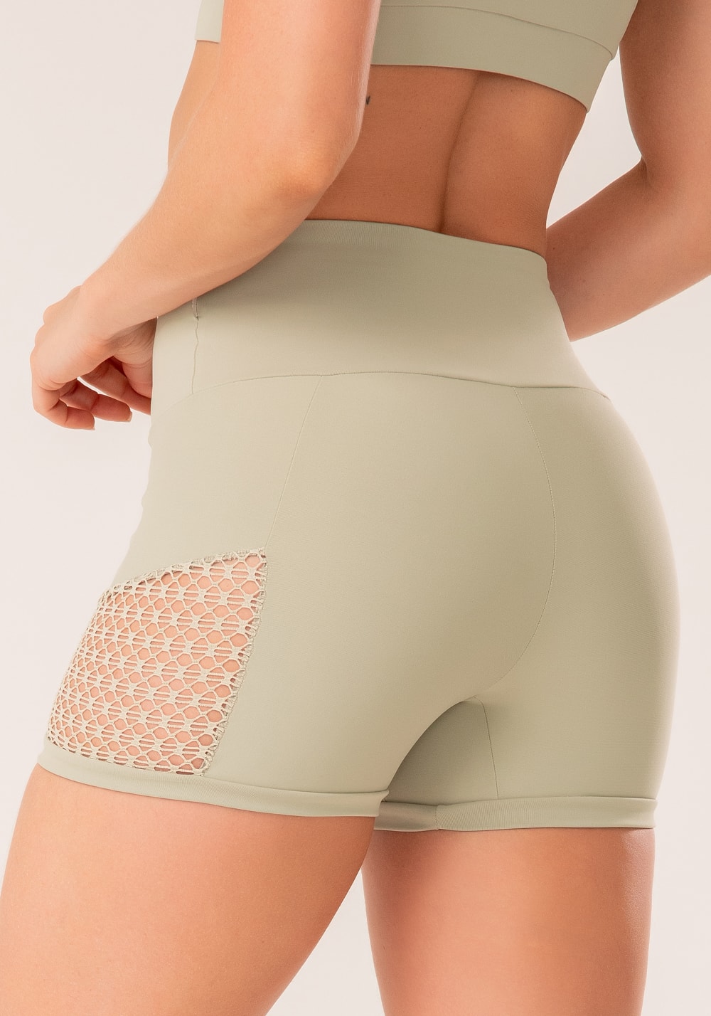 Short fitness feminino oliva com recortes em tela harmony