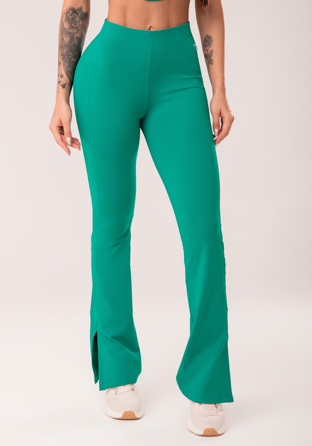 Calça flare feminina verde com fenda harmony