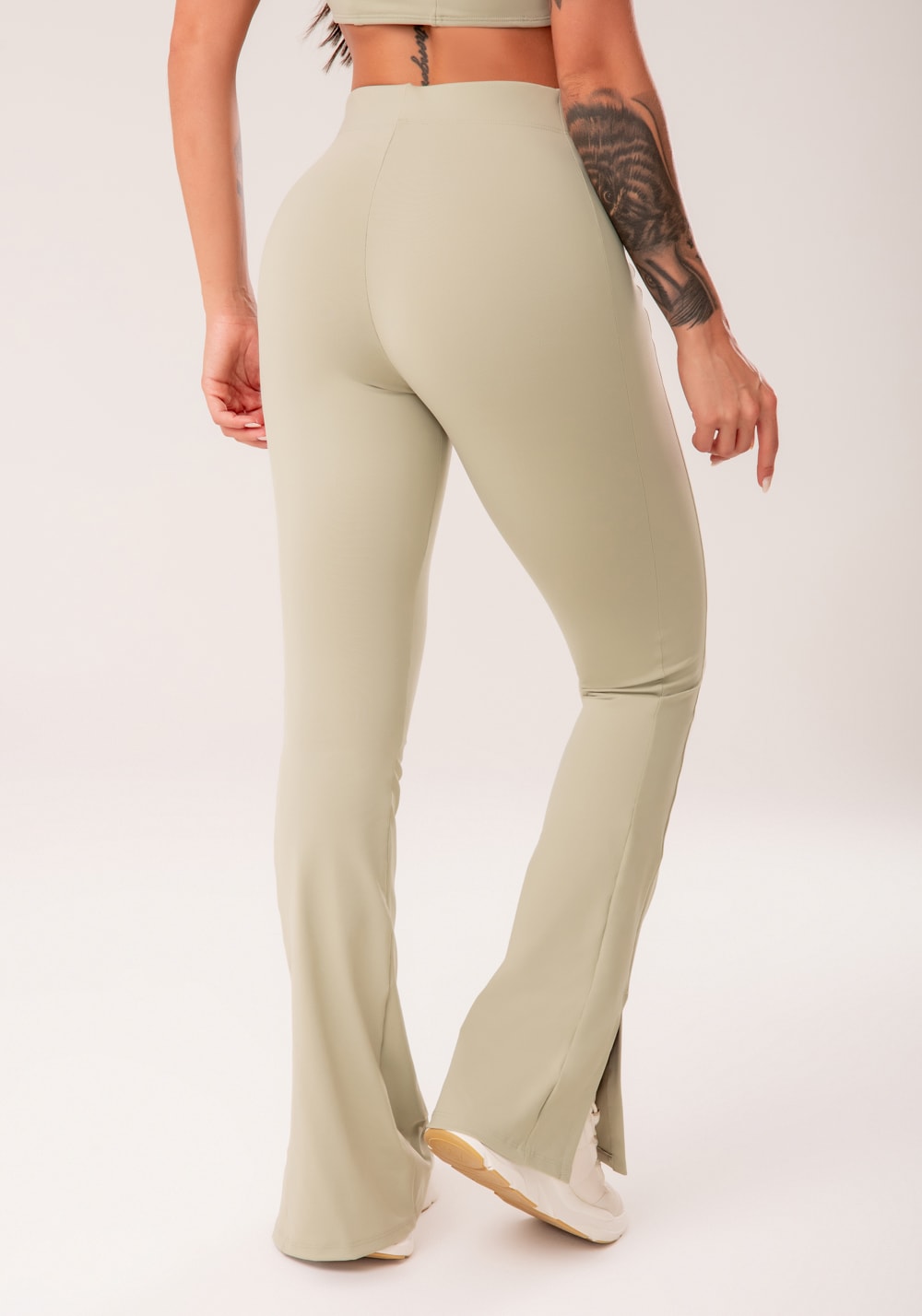 Calça flare feminina oliva com fenda harmony