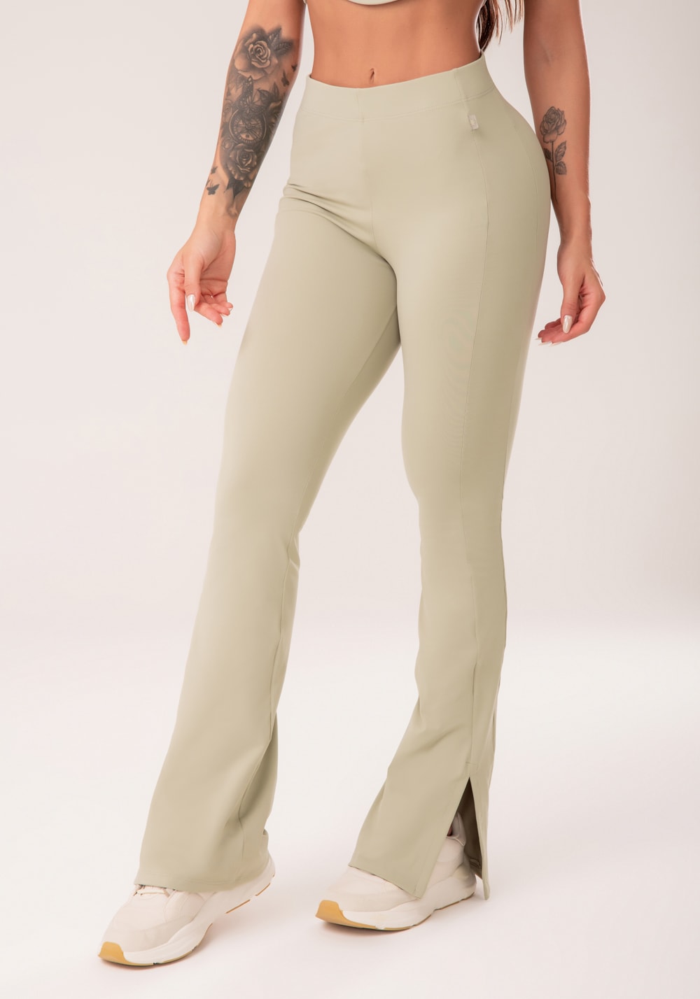 Calça flare feminina oliva com fenda harmony
