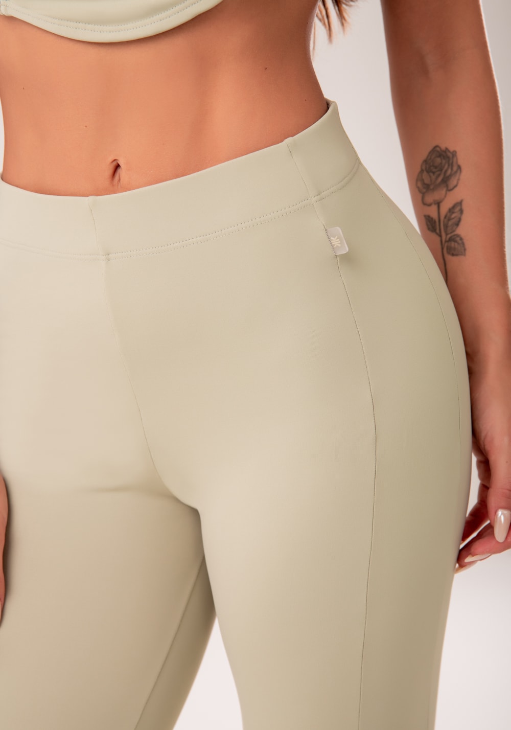 Calça flare feminina oliva com fenda harmony