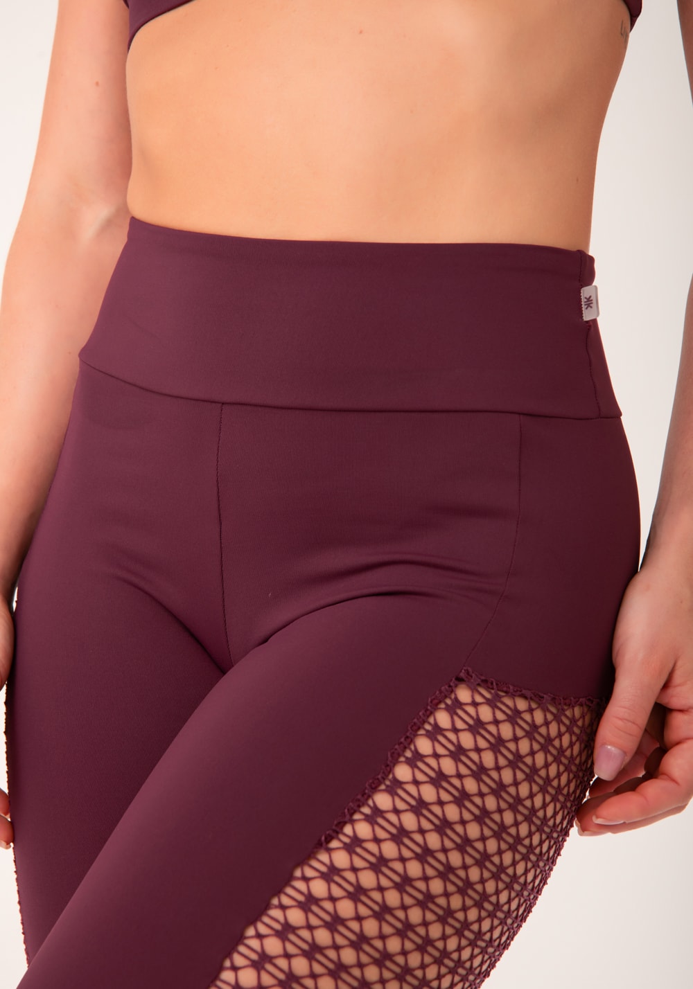 Legging fitness feminina vinho com recortes em tela harmony