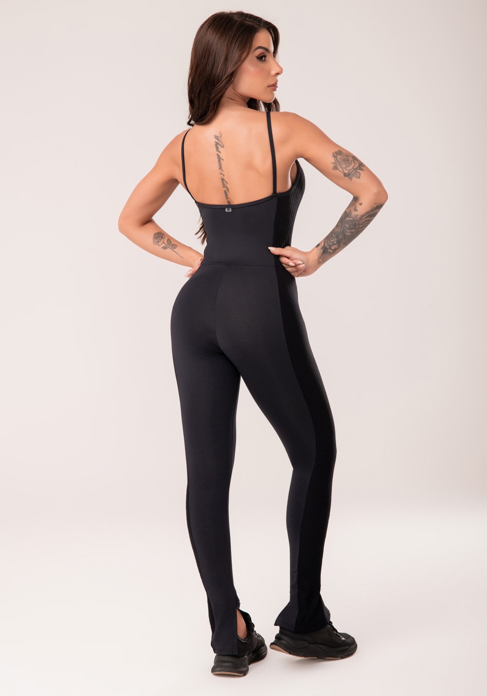 Macacão fitness feminino preto com recorte lateral harmony