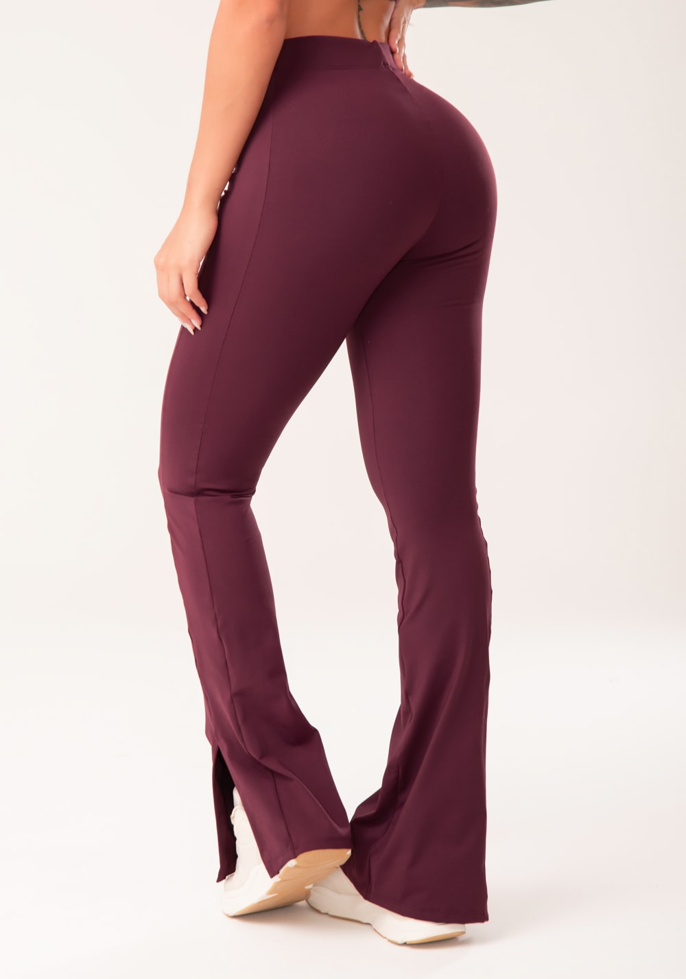 Calça flare feminina vinho com fenda harmony