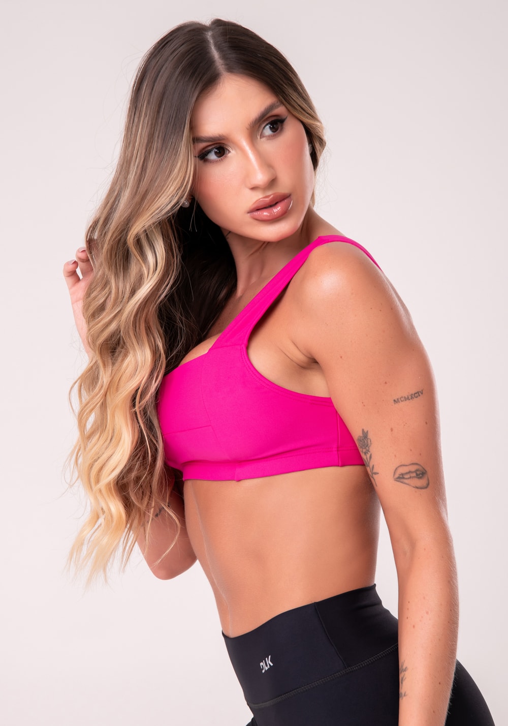 Top fitness feminino pink com decote reto e recortes
