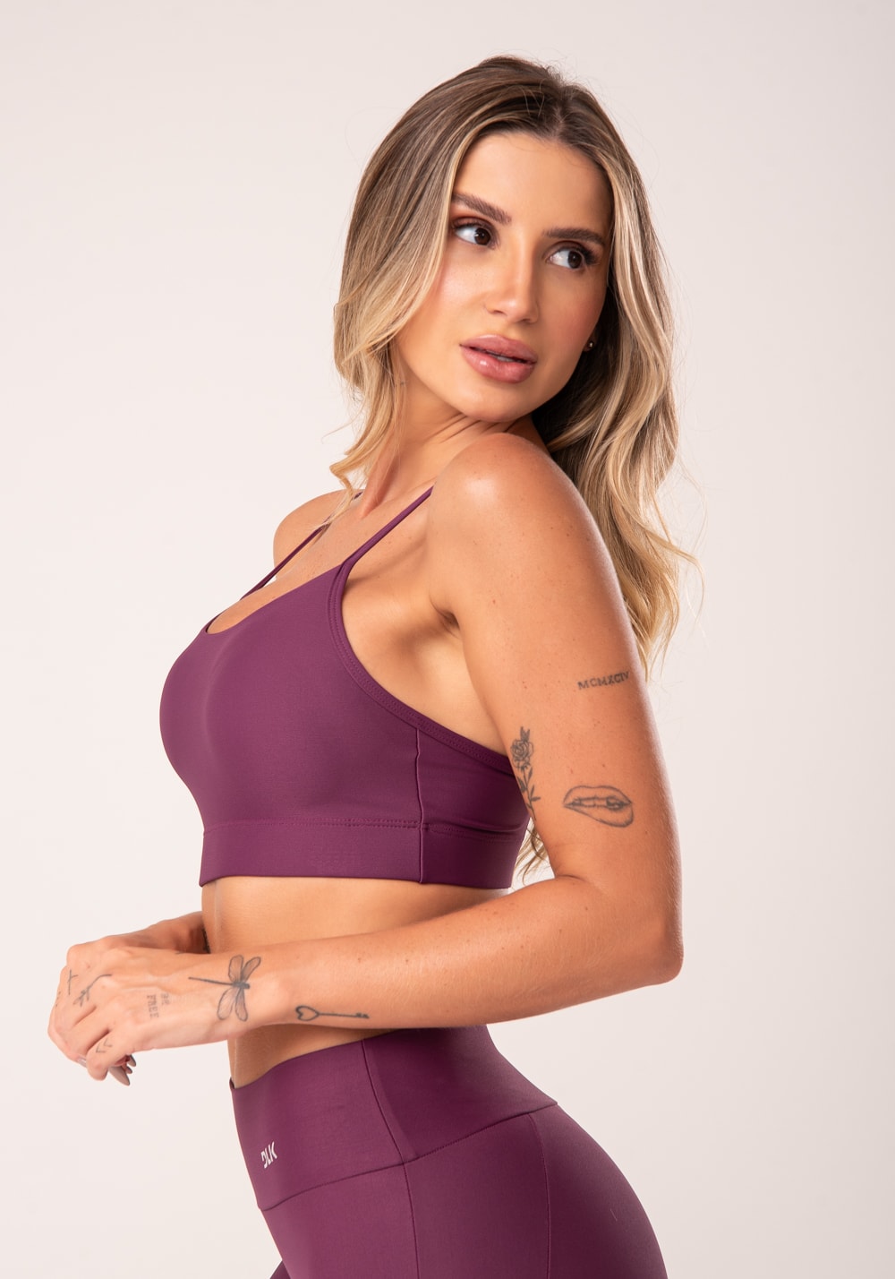 Top fitness vinho com alças finas e bojo básico