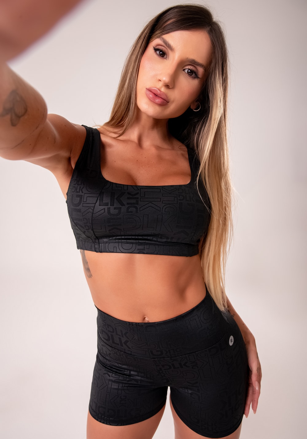 Top fitness feminino preto com decote quadrado logomania reflections