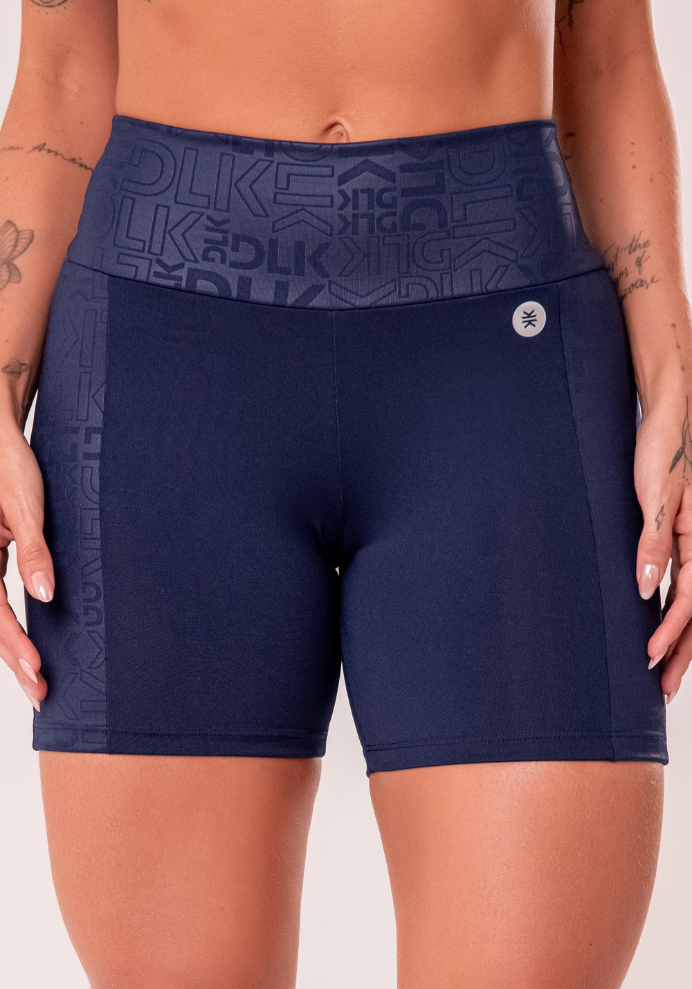Bermuda fitness feminina azul marinho com recortes logomania reflections