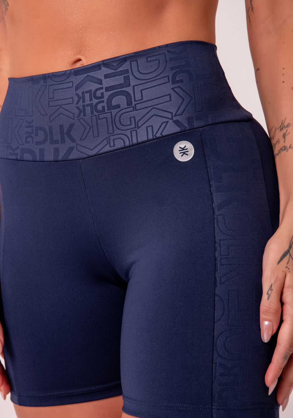 Bermuda fitness feminina azul marinho com recortes logomania reflections