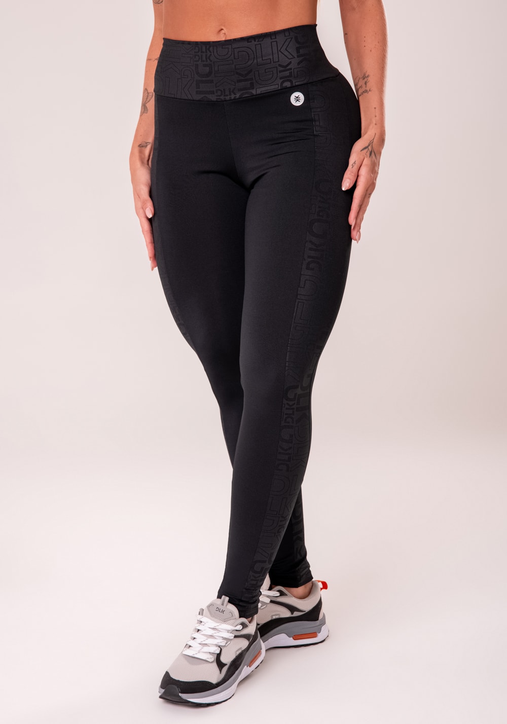 Legging fitness feminina preto com recortes logomania reflections