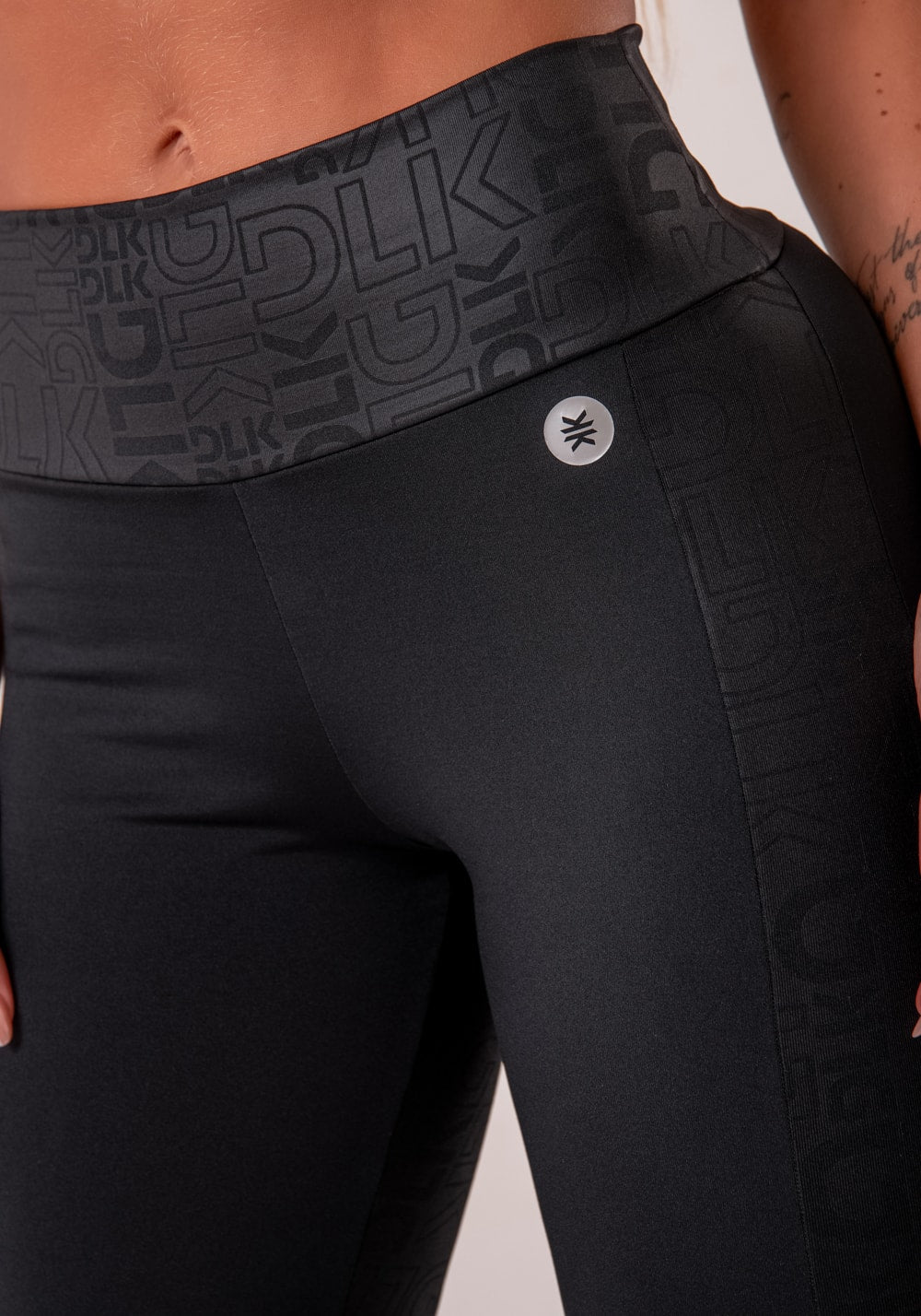 Legging fitness feminina preto com recortes logomania reflections
