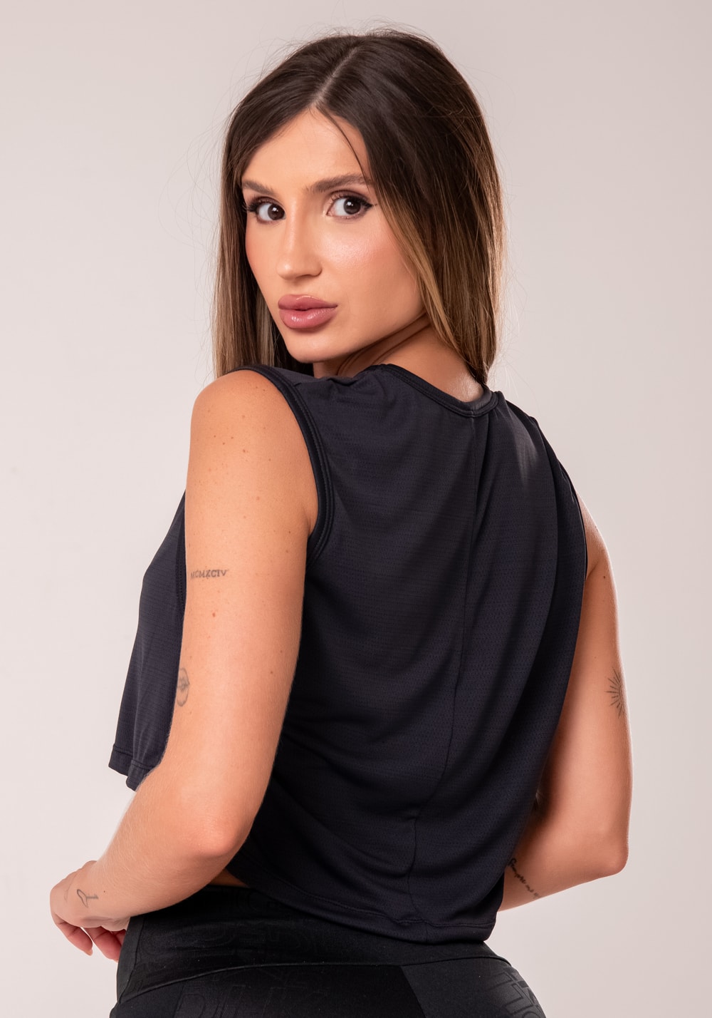 Cropped mullet feminino preto com maxi cava reflections