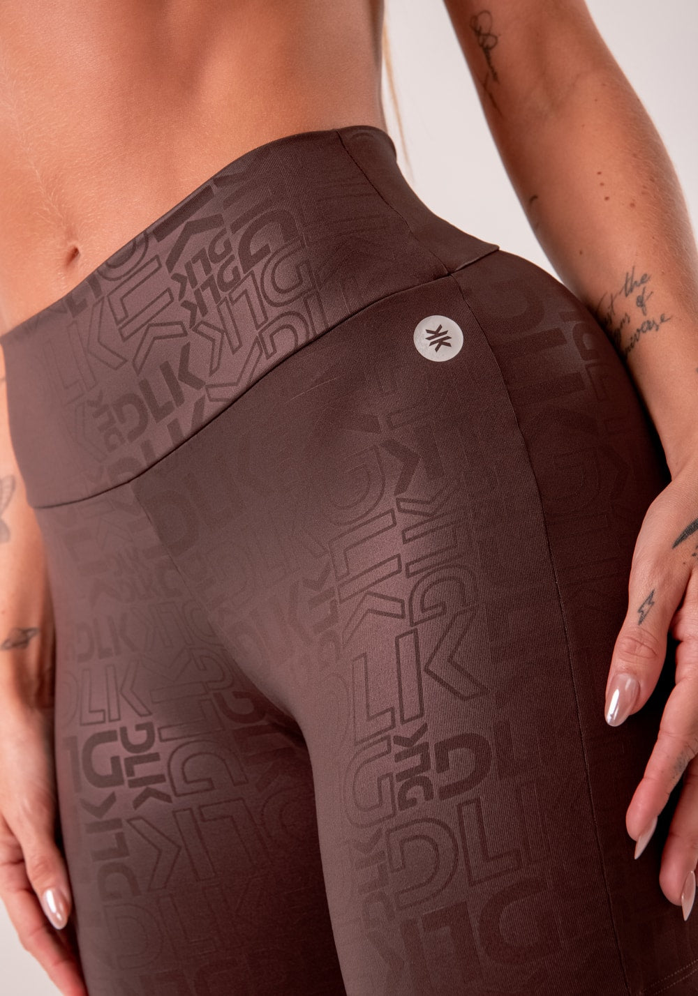 Bermuda fitness feminina marrom logomania reflections