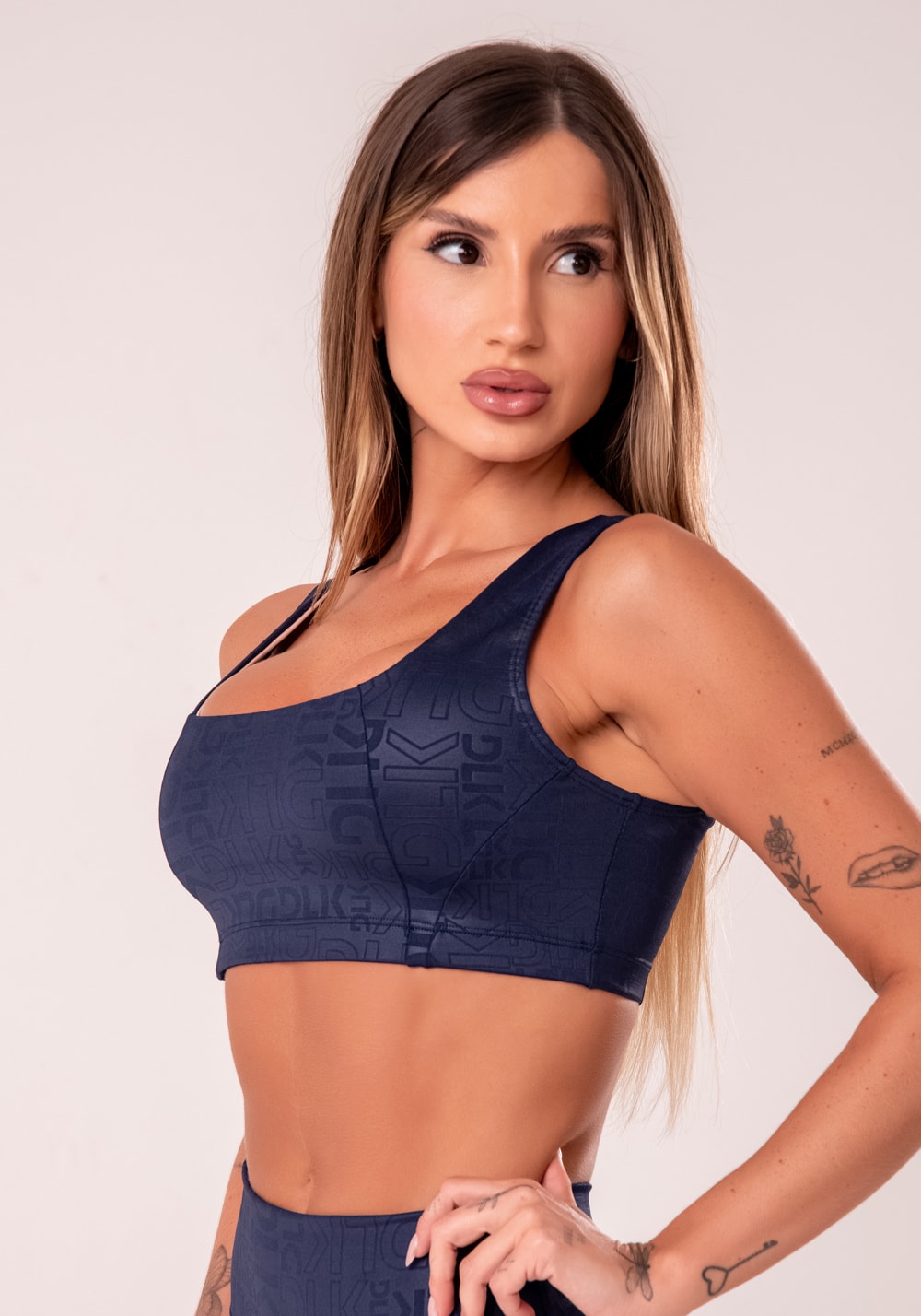 Top fitness feminino azul marinho com decote quadrado logomania reflections