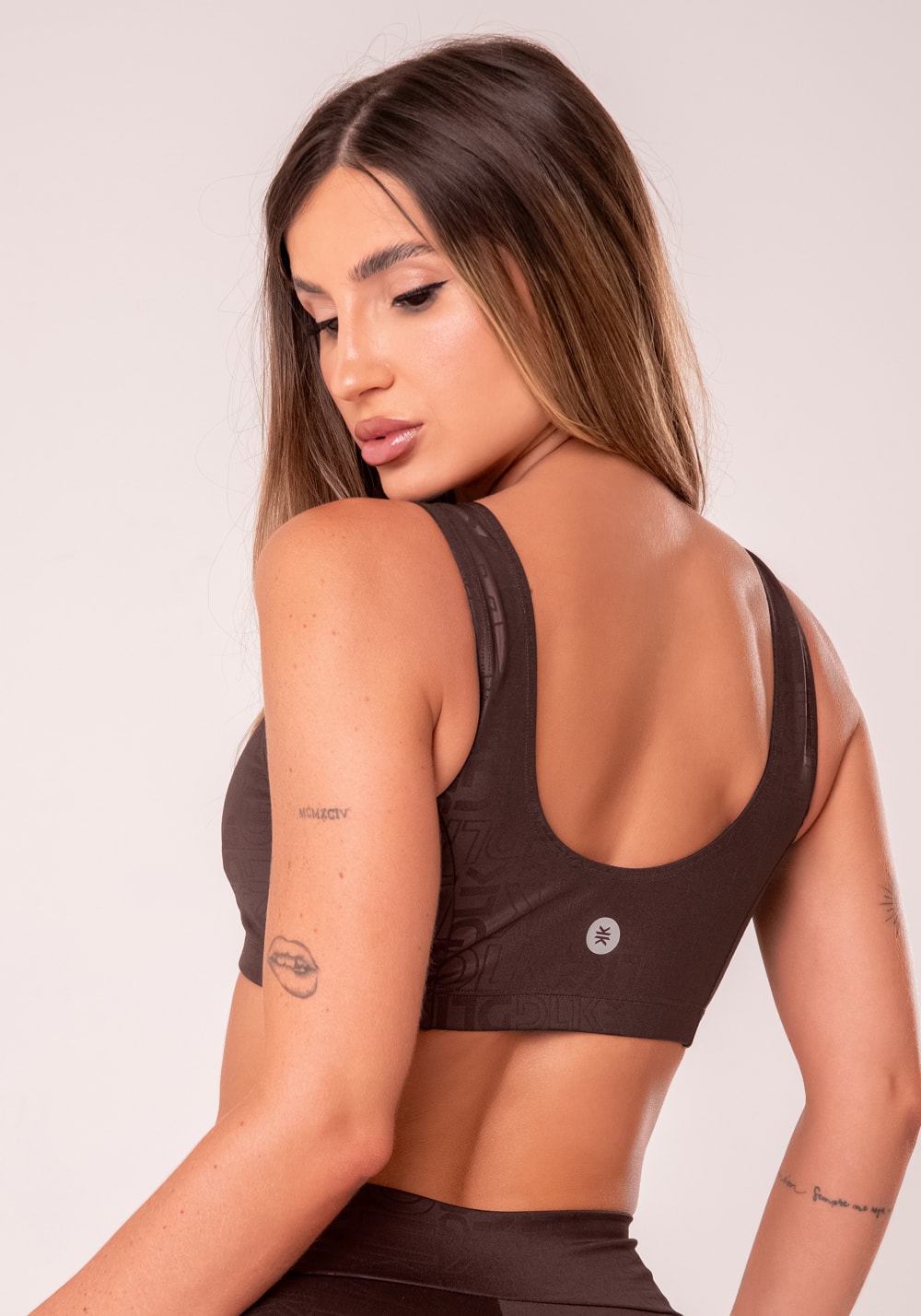 Top fitness feminino marrom com decote quadrado logomania reflections
