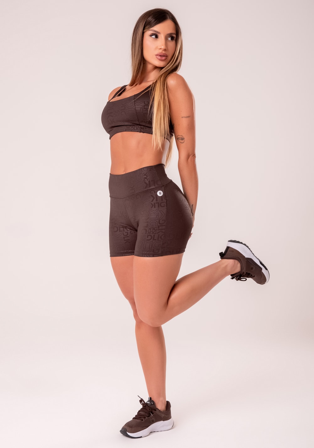 Top fitness feminino marrom com decote quadrado logomania reflections