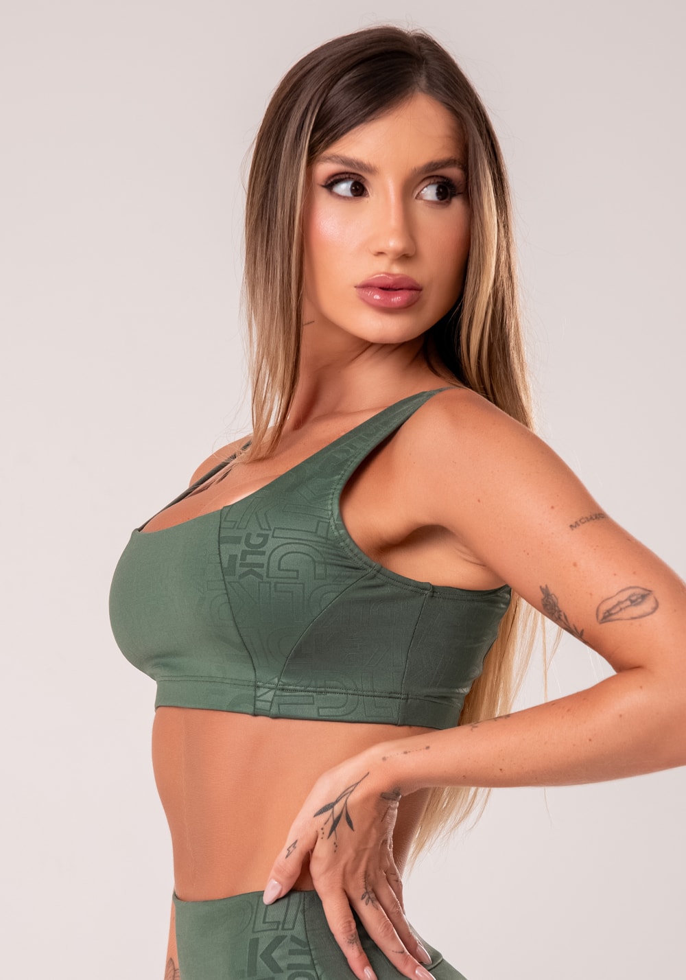 Top fitness feminino verde com decote quadrado logomania reflections