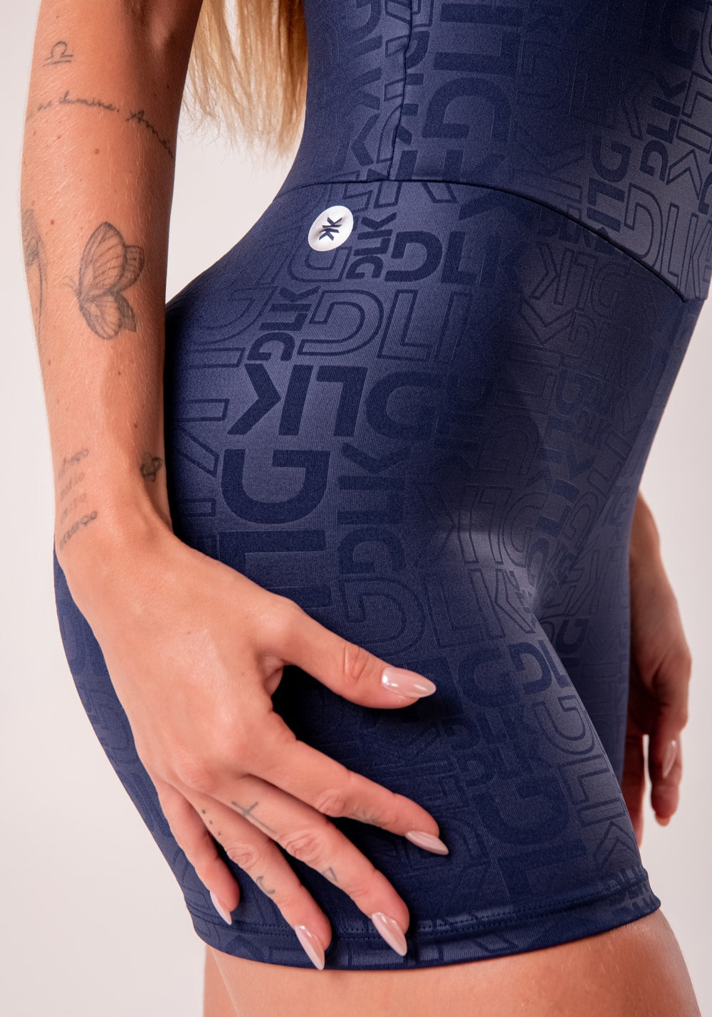 Macaquinho fitness feminino azul marinho com decote quadrado logomania reflections